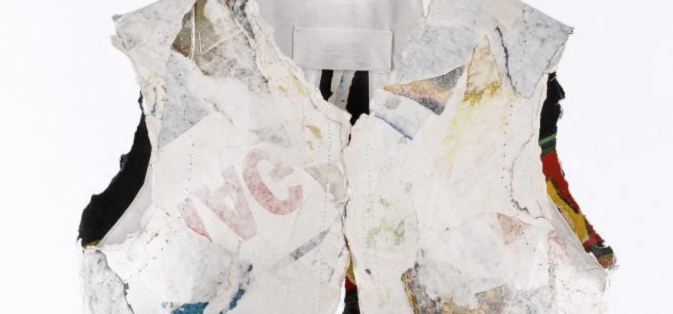Martin Margiela, gilet, Printemps-Été 1990. Pièce réalisée à partir d’affiches publicitaires lacérées et collées sur coton. Collection du Palais Galliera, musée de la Mode de la Ville de Paris. © Françoise Cochennec / Galliera / Roger-Viollet