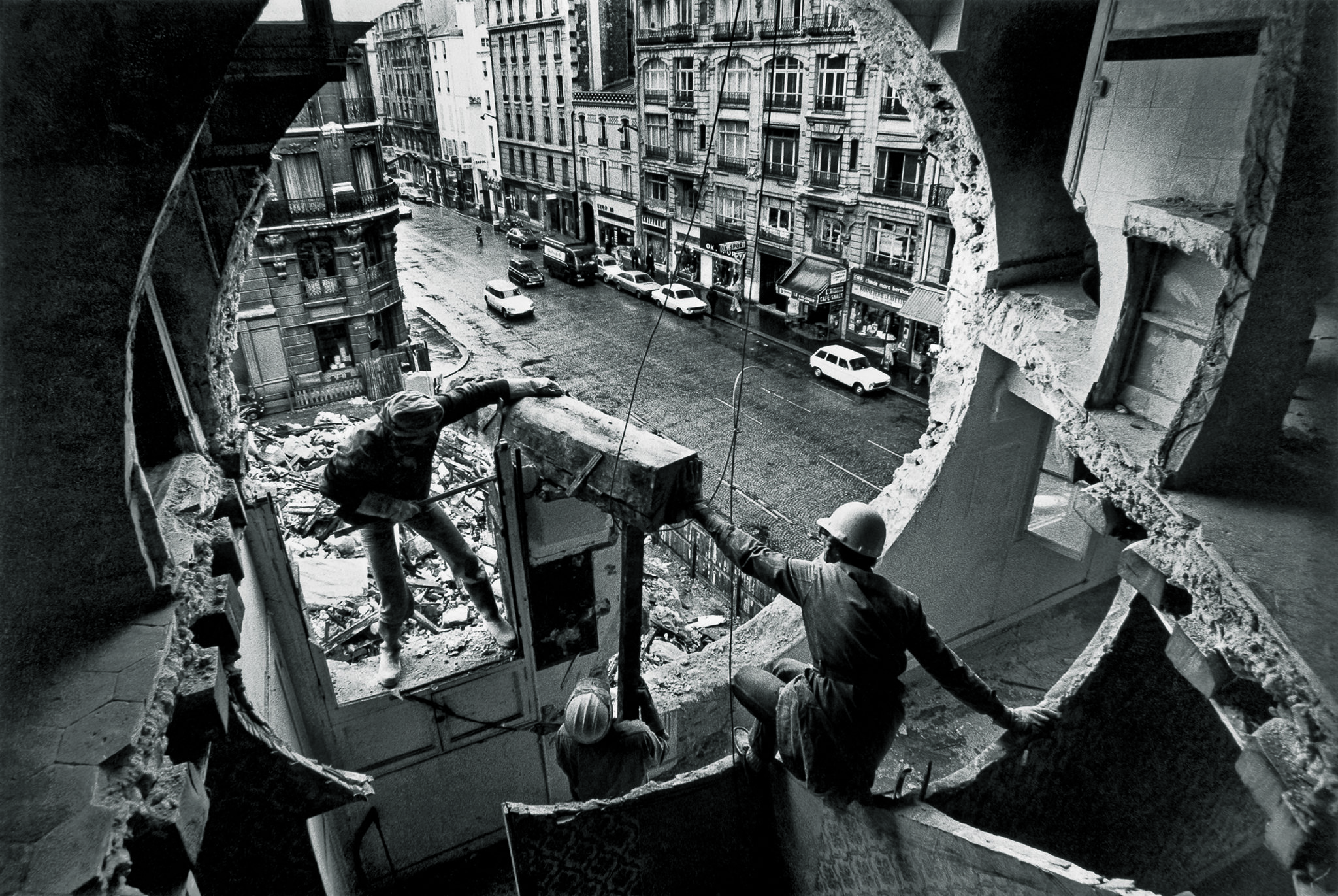 Harry Gruyaert Gordon Matta-Clark et Gerry Hovagimyan travaillant à Conical Intersect. Rue Beaubourg, 1975 © Harry Gruyaert / Magnum Photos