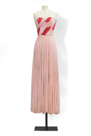 GRÈS A bustier pleated silk jersey dress with different shades of pink  Circa 1975  Est. 3.500 – 4.500 €  Credit : Sotheby’s / Art Digital Studio