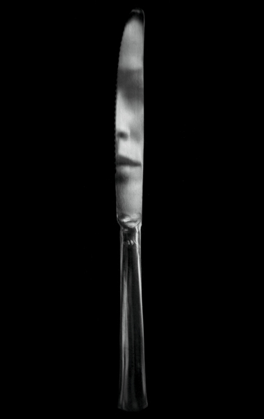 De la série : Argenterie et autres reflets / Le couteau, 1984 Tirage sur papier aux sels d’argent 183 x 97 cm Courtesy Galerie Françoise Paviot / Paris