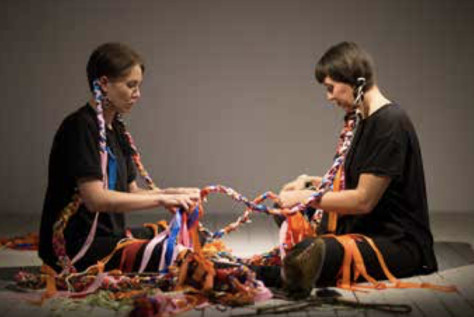 Jeneen Frei Njootli et Tsēmā Igharas, Sinuosity, 2018, Biennale d’art contemporain autochtone – Montréal © photo Mike Patten