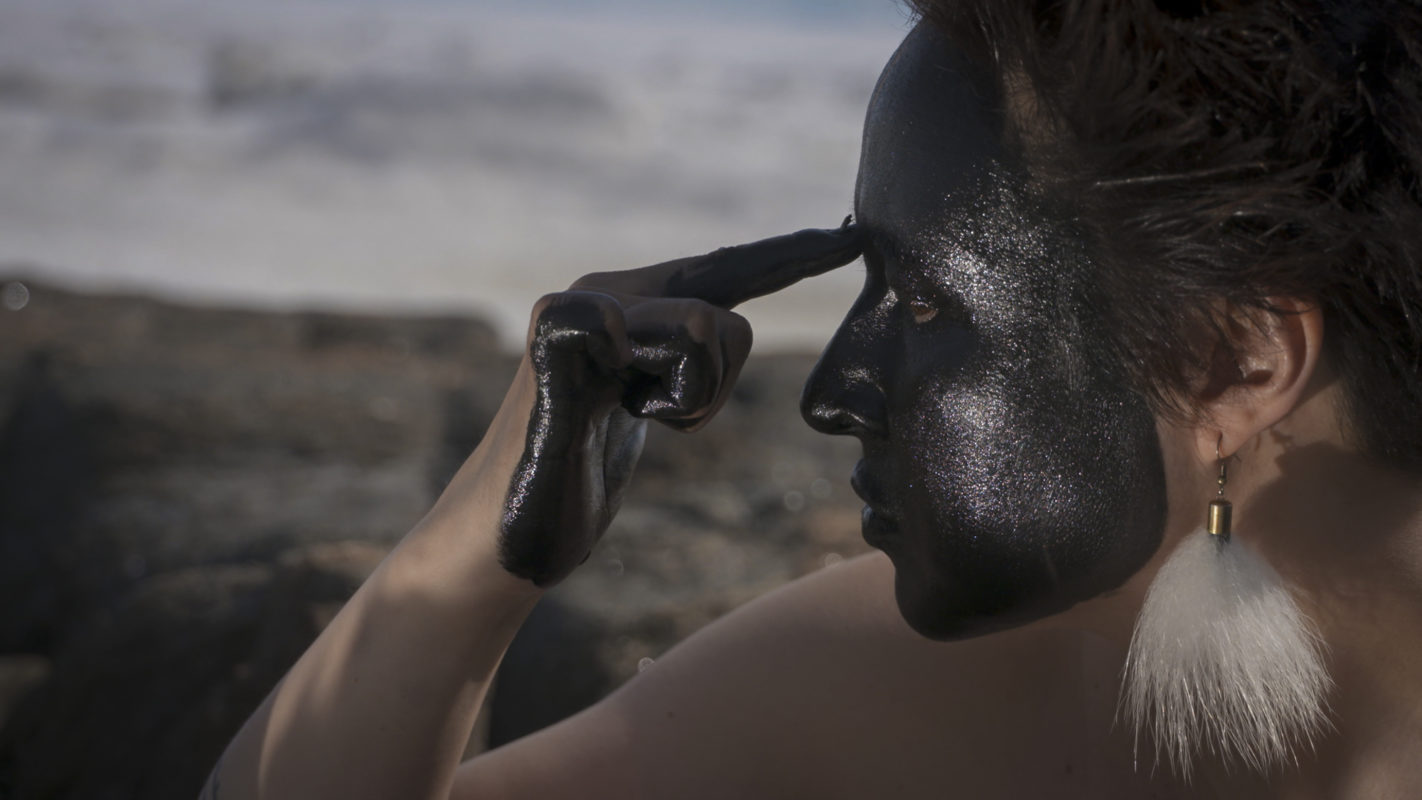 Laakkuluk Williamson Bathory, Timiga nunalu, sikulu (My body, the land and the ice), 2016, vidéo HD, courtesy de l’artiste