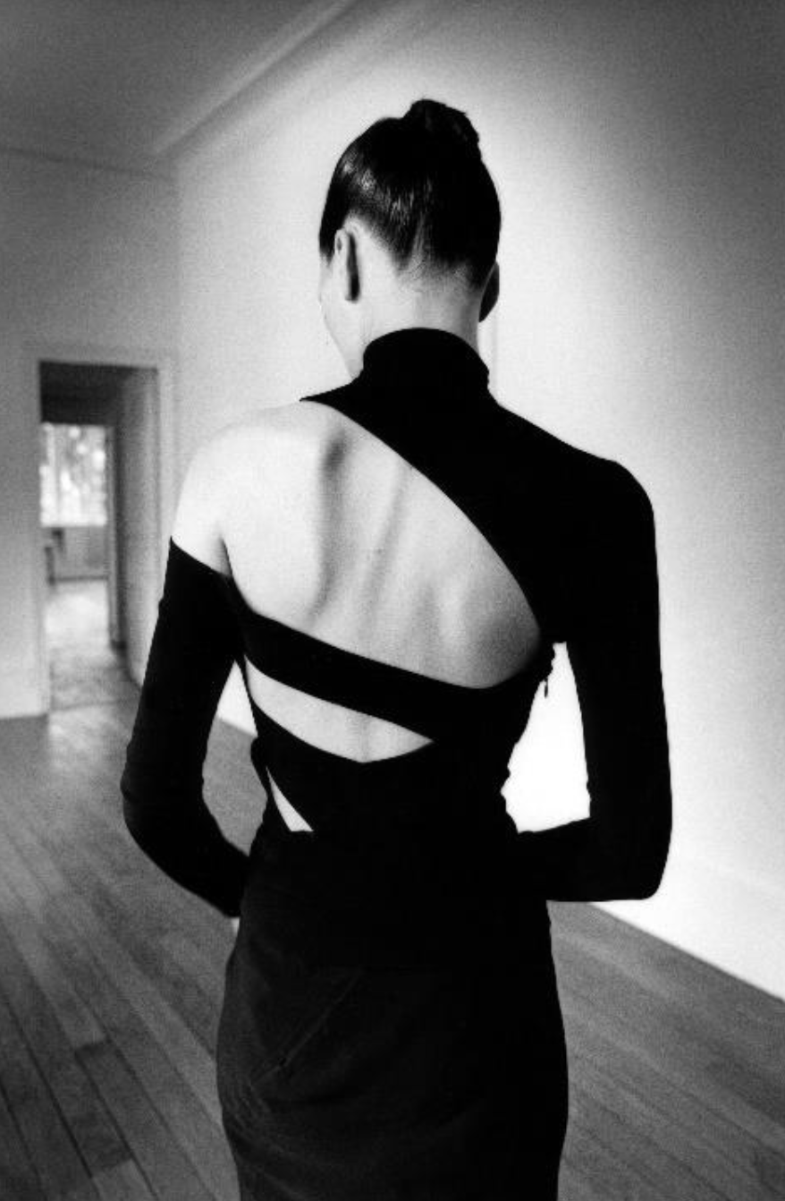 Jeanloup Sieff, Ève de dos, Kim Inslinski, New York [Haut et jupe Martine Sitbon], 1997 © Estate Jeanloup Sieff