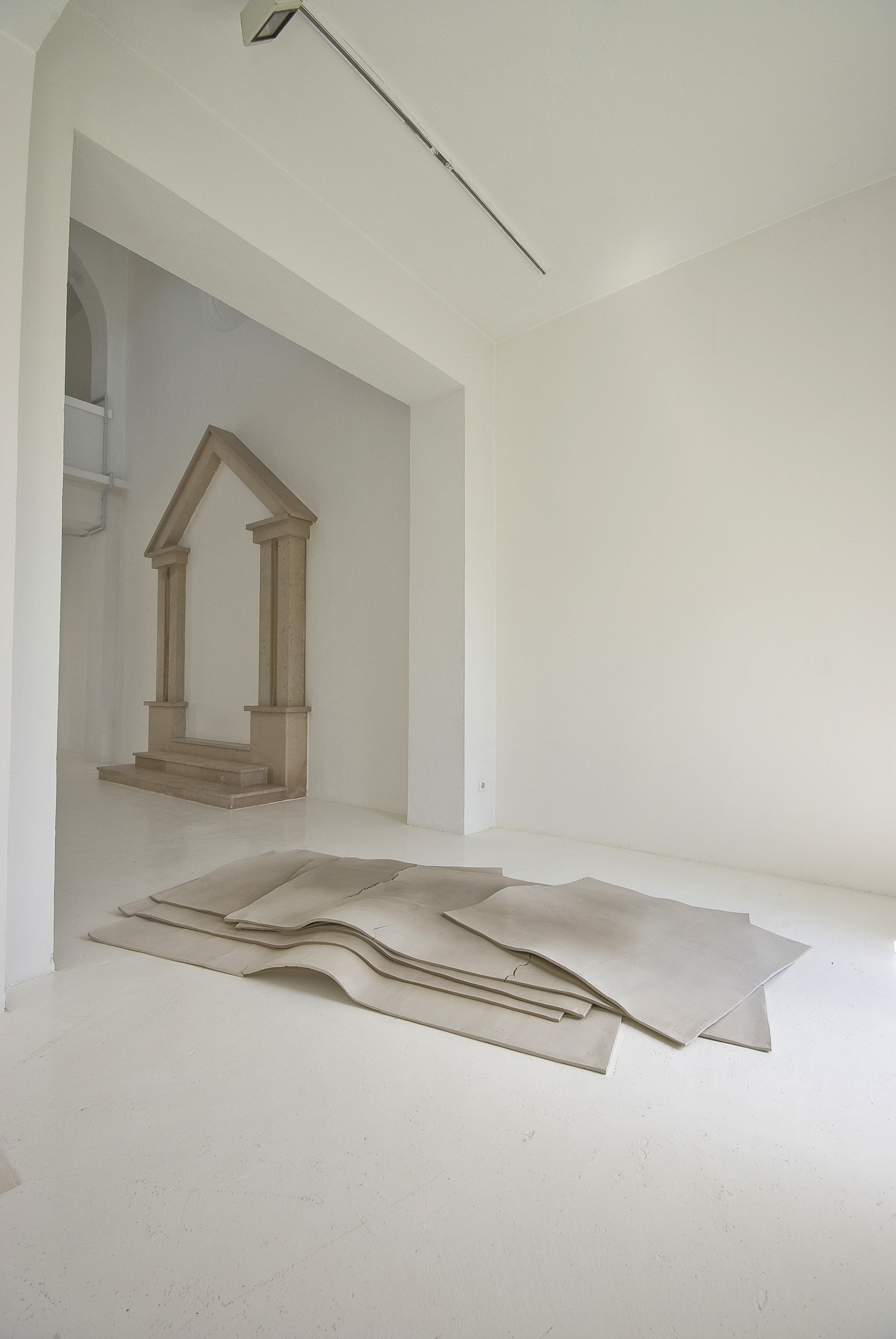 Sechs Flächen und ein Raum, 2008. Argile. 280 x 160 cm Courtesy Galerie Jocelyn Wolff et Katinka Bock. Photo Olivier Dancy