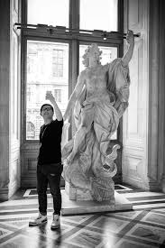 photographie noire et blanc homme et statue