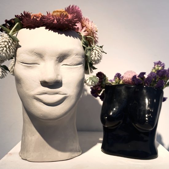 statue et vase fleuris