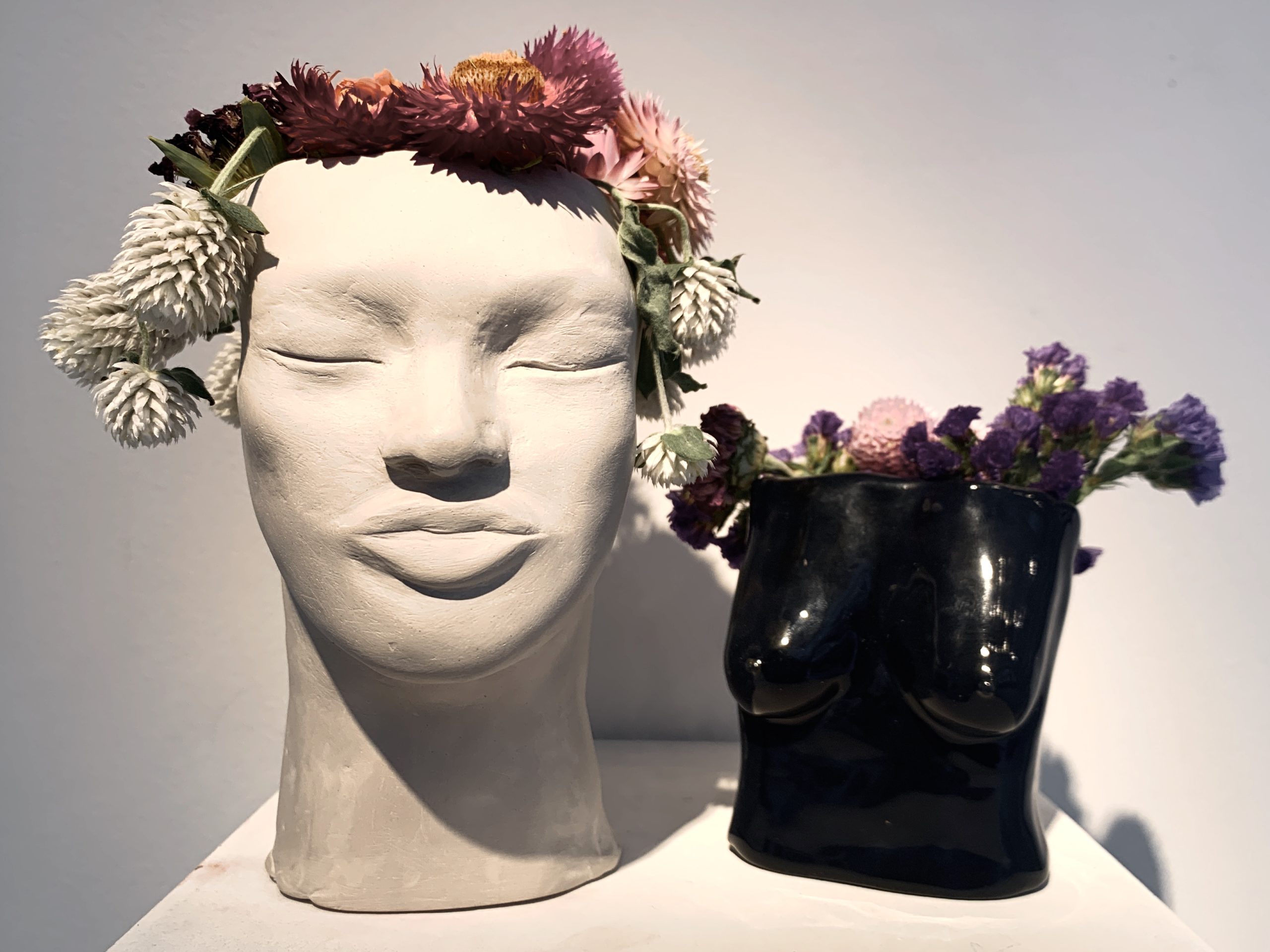 statue et vase fleuris