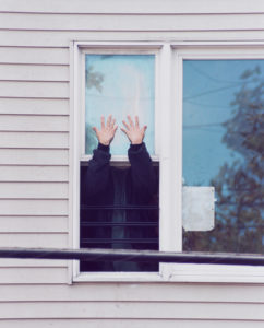 fenetre et mains