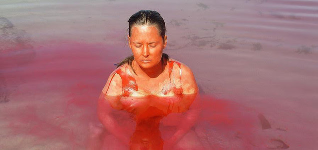 photographie femme eau rouge