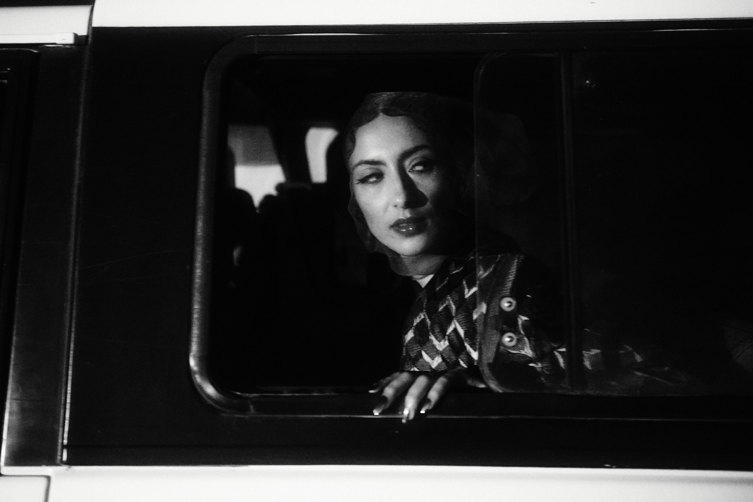 photographie noir et blanc femme dans une voiture