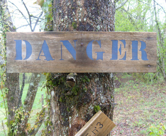 panneau bois écriture danger