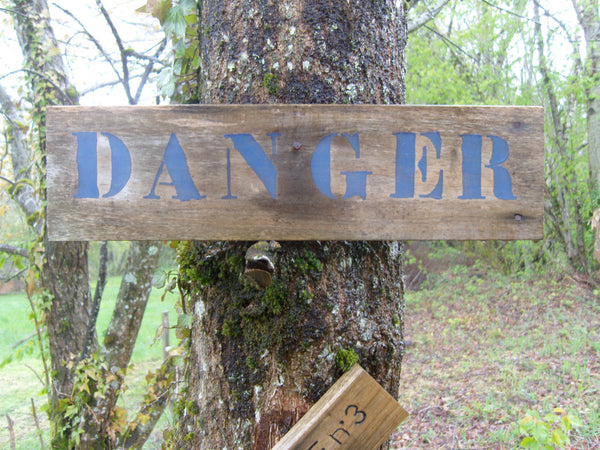 panneau bois écriture danger