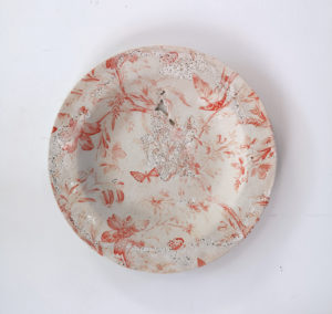 assiette blanche et orange