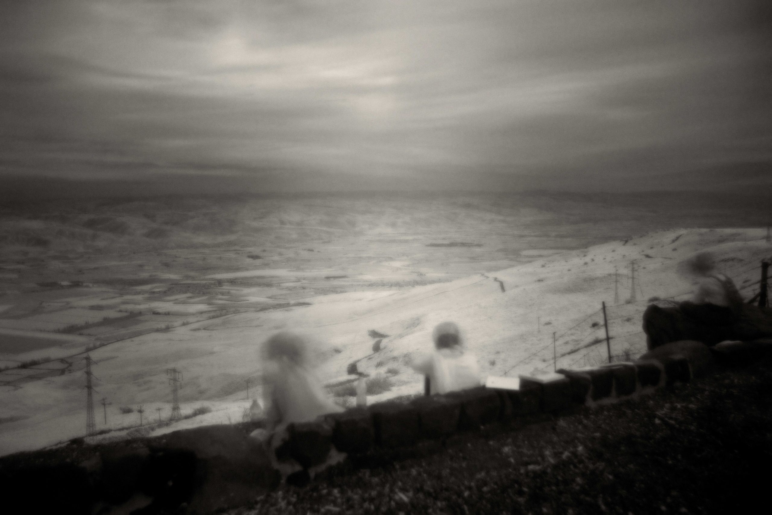 photographie noire et blanc - paysage mer et silhouettes floues
