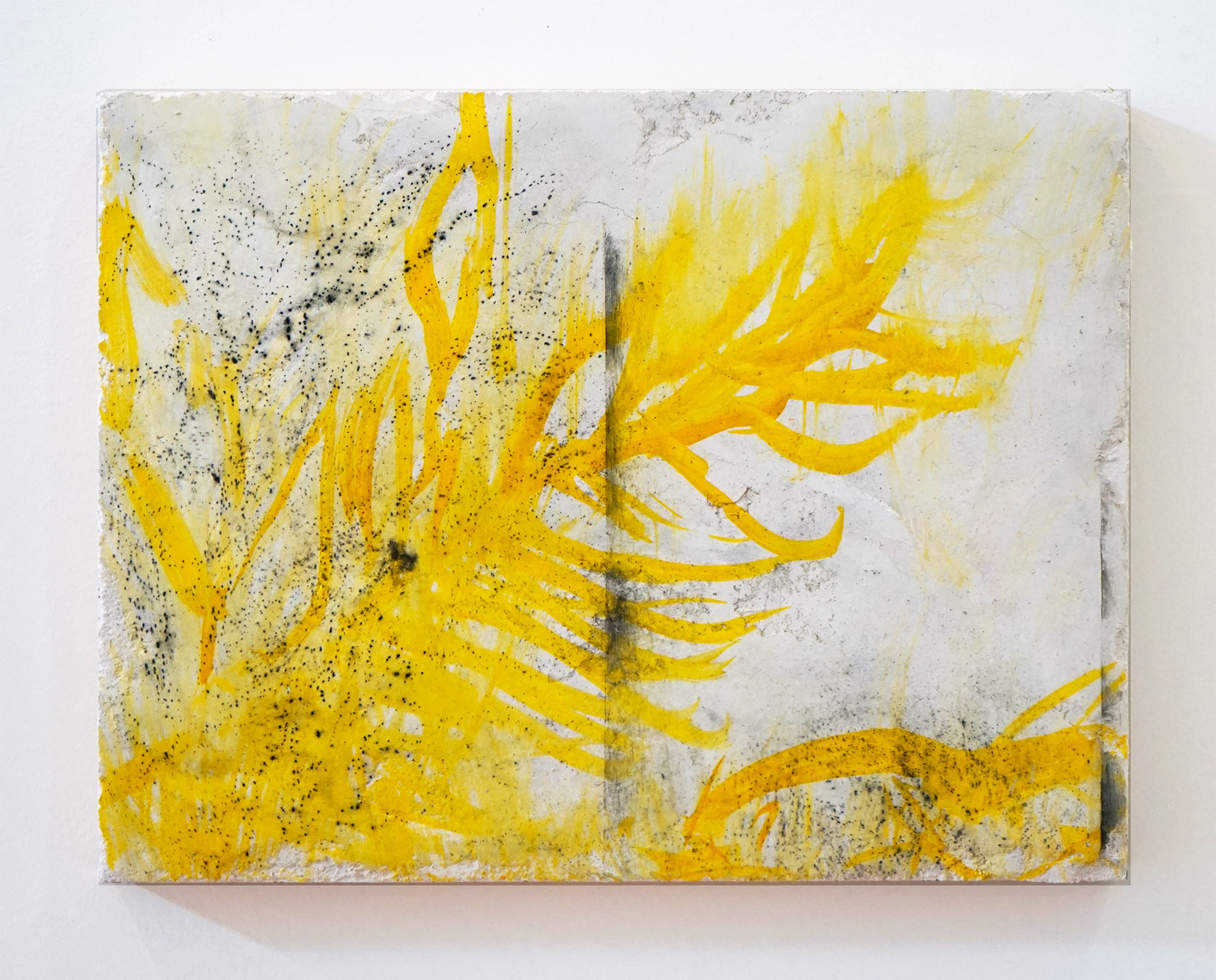Chafa Ghaddar, Letter with yellow and charcoal, 2021, fresque sur bois, 32 x 42 cm