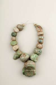 collier pierres