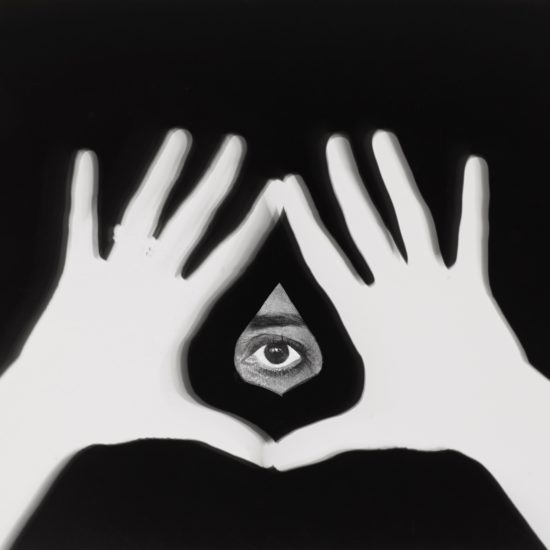 oeil de femme entourée de ses deux mains. Photographie en noir et blanc.