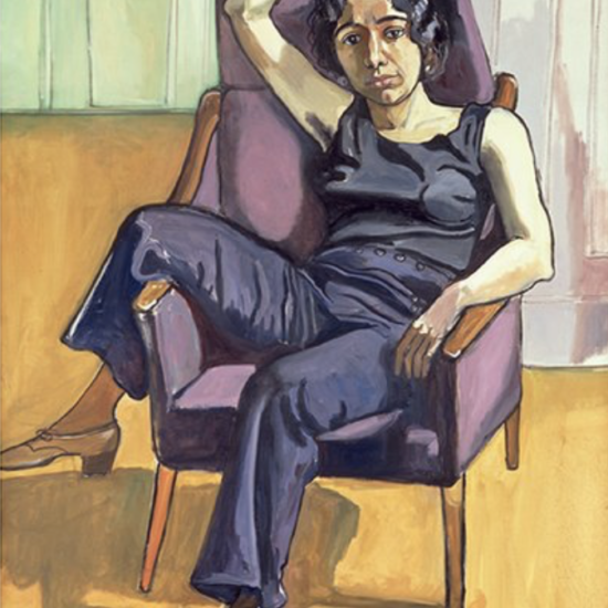 Femme assise dans un fauteuil une main sur l'accoudoir et l'autre au dessus de la tête . Dominante violet.