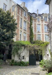 La cour de Rohan à Paris avec ses immeubles 17ème siècle.