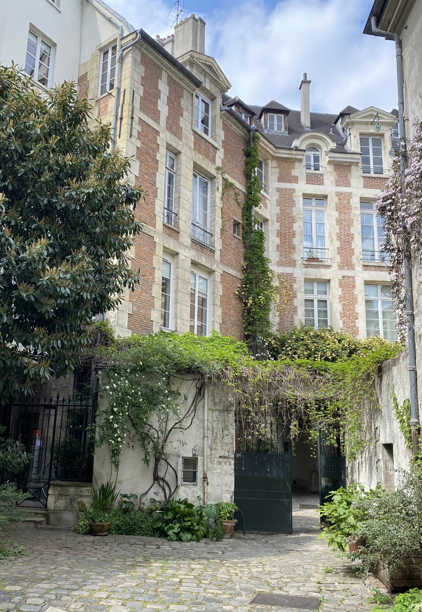 La cour de Rohan à Paris avec ses immeubles 17ème siècle.