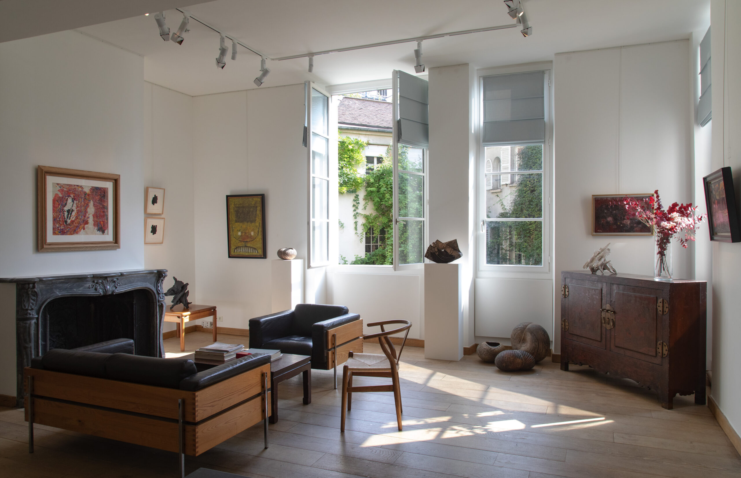 Intérieur de la galerie Louis Sack à Paris avec des meubles et des tableaux anciens
