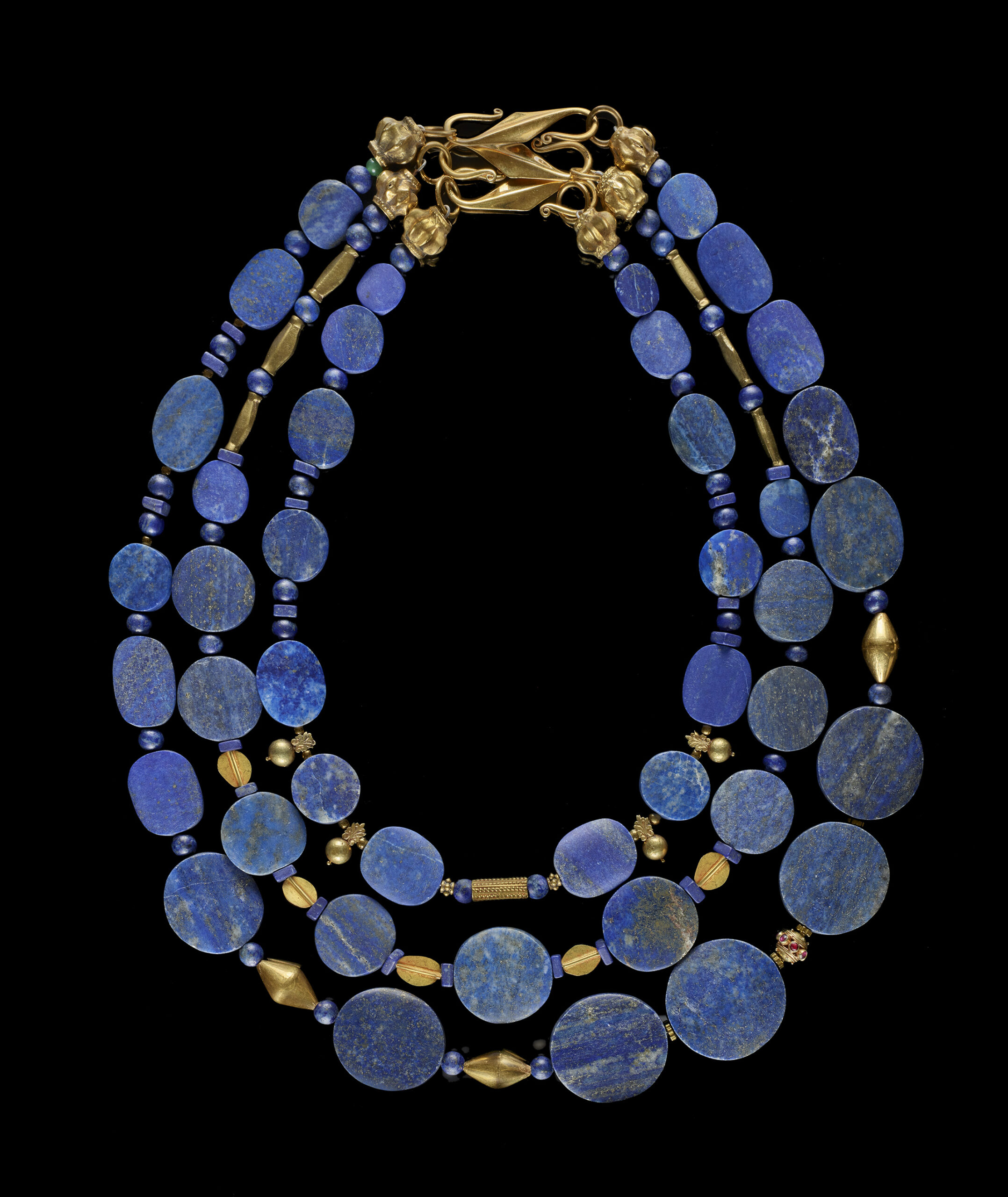 Collier trois rangs de lapis lazulis d'Afghanistan et série de perles en or et vermeil de plusieurs régions de l'Inde