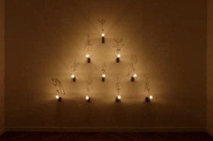 CHRISTIAN BOLTANSKI (1944 – 2021) Ombres, les bougies Bougies, portants métalliques, figurines 90 x 180 cm 1987 Photographie (c) Ludovic Combe Courtesy Collection FRAC Auvergne