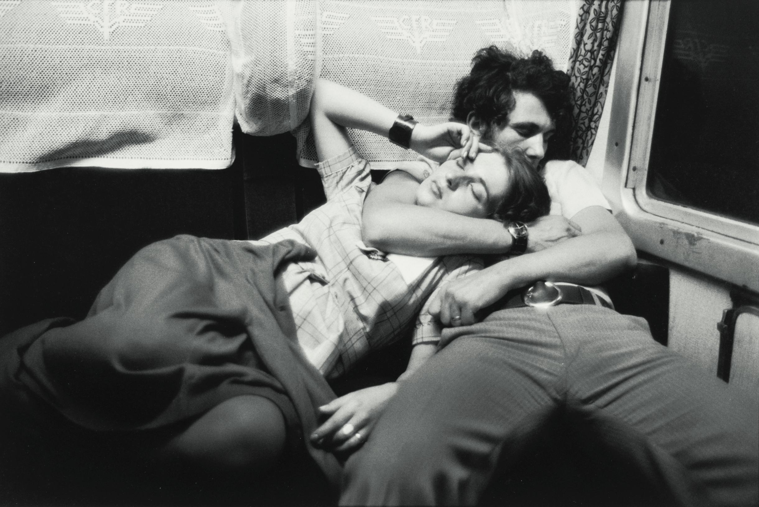 Fondation Agnès b, Henri Cartier-Bresson, Couple dans le train, Roumanie, 1975