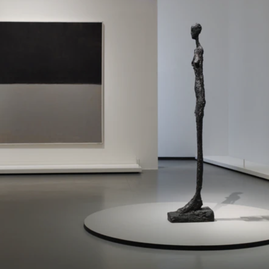 Vue d'installation de l'exposition Mark Rothko, galerie 10, niveau 2, salle Black and Gray, Giacometti © 1998 Kate Rothko Prizel & Christopher Rothko - Adagp, Paris, 2023