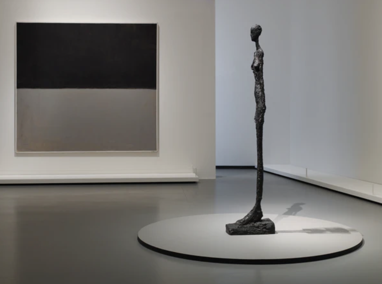 Vue d'installation de l'exposition Mark Rothko, galerie 10, niveau 2, salle Black and Gray, Giacometti © 1998 Kate Rothko Prizel & Christopher Rothko - Adagp, Paris, 2023
