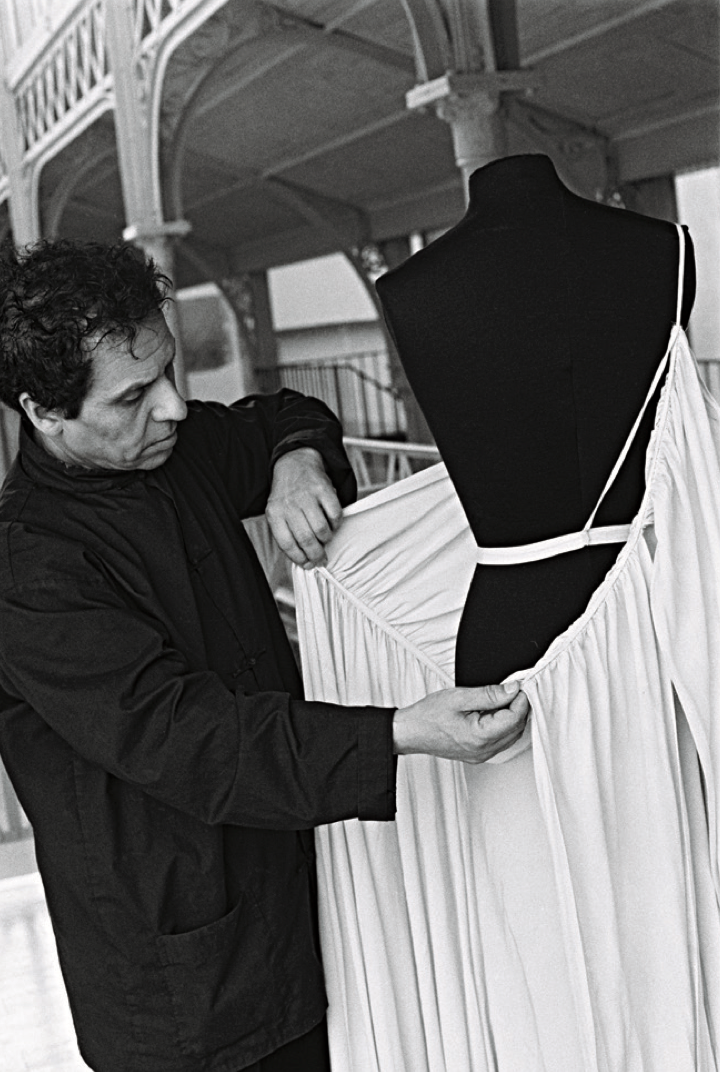 Les mains d’Azzedine Alaïa qui drapent une robe de Madeleine Vionnet, 1990 © Patricia Canino