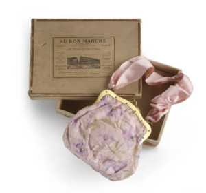 Au Bon Marché, Sac à main et sa boîte, 1910-1919 Taffetas de soie façonné, imprimé sur chaîne, métal doré et satin de soie © Les Arts Décoratifs / photo : Christophe Dellière