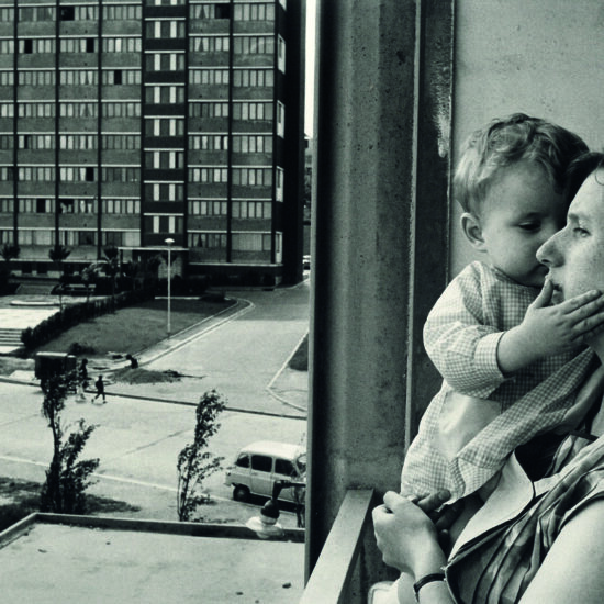Janine Niepce, H.L.M. à Vitry. Une mère et son enfant, 1965 Tirage gélatino-argentique Collection MEP, Paris. Acquis en 1983. © Janine Niepce / Roger Viollet
