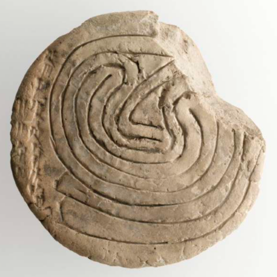 Tablette représentant les circonvolutions intestinales d’un mouton sacrifié pour une consultation divinatoire, IIe millénaire av. J.-C. Argile modelé, incisé, gravé, 11,3 cm de diamètre, 2,8 cm d’épaisseur