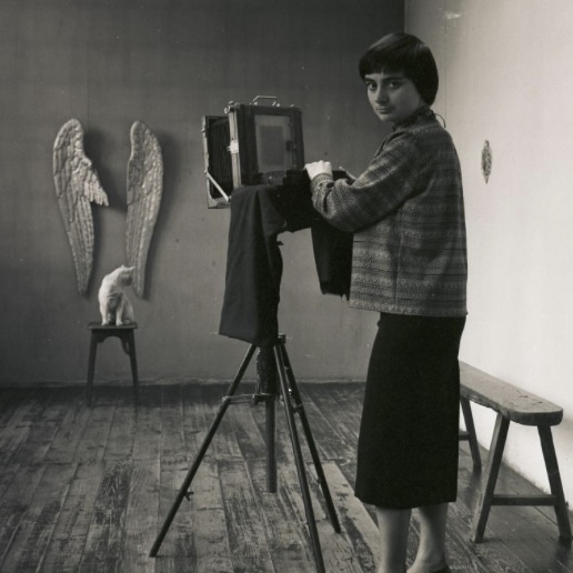 Agnès Varda, Autoportrait dans son studio rue Daguerre, Paris 14e, 1956 © Succession Agnès Varda