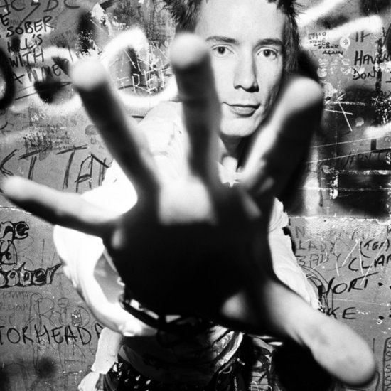 Dennis Morris, Johnny Rotten, backstage at the Marquee Club, Londres, 23 juillet 1977 © Dennis Morris