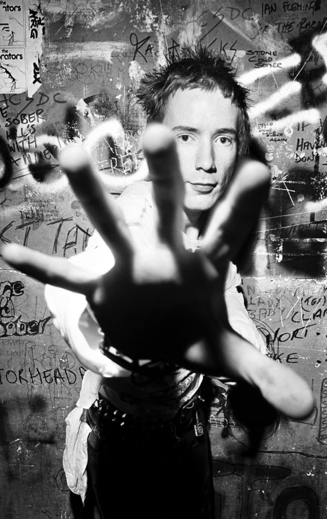 Dennis Morris, Johnny Rotten, backstage at the Marquee Club, Londres, 23 juillet 1977 © Dennis Morris