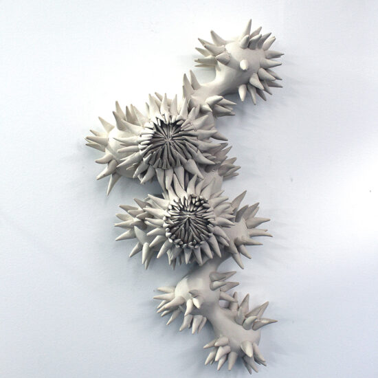 India Leire, Anemone, 2020, Faïence, 43 x 23 x 8 cm_Courtesy Galerie Prima