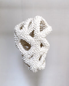 India Leire, Broken, 2023, Plâtre, 50 x 33 x 25 cm_Courtesy Galerie Prima