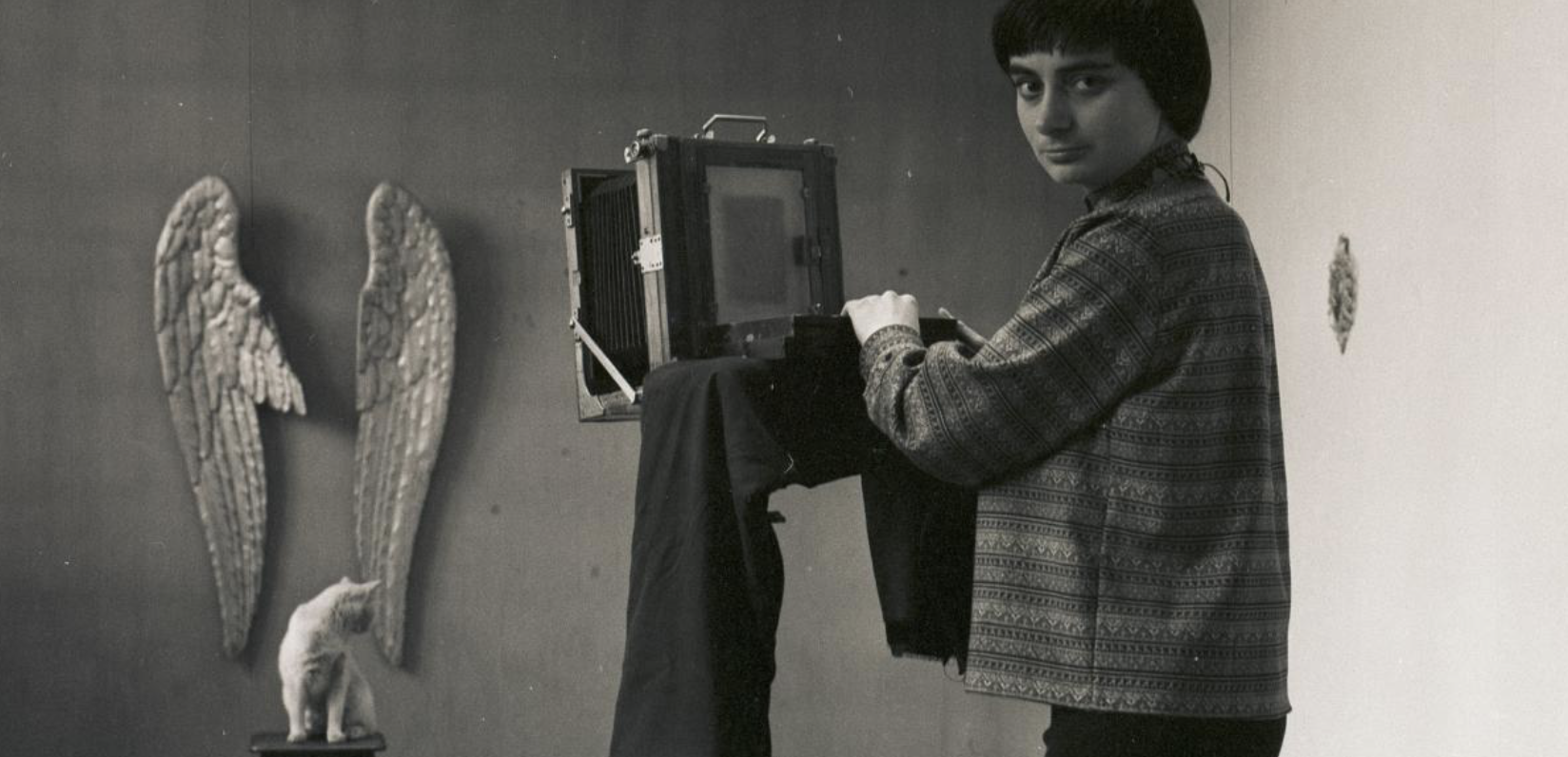 Agnès Varda, Autoportrait dans son studio rue Daguerre, Paris 14e, 1956 © Succession Agnès Varda