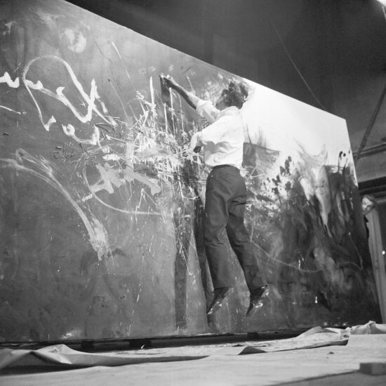 AUSTRIA - JANUARY 01: French Painter Georges Mathieu during one of his special paint performances. Photography. 1959. (Photo by Imagno/Getty Images) [Georges Mathieu, franz. Maler bei seiner legendaeren Malaktion im Theater am Fleischmarkt. Photographie. 1959.]
