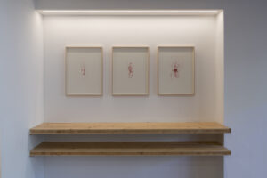 Rachel Labastie, vue de l’exposition « Séries de coups, séquences 1, 2, 3 » à Transfo – Emmaüs Solidarité © Marc Domage