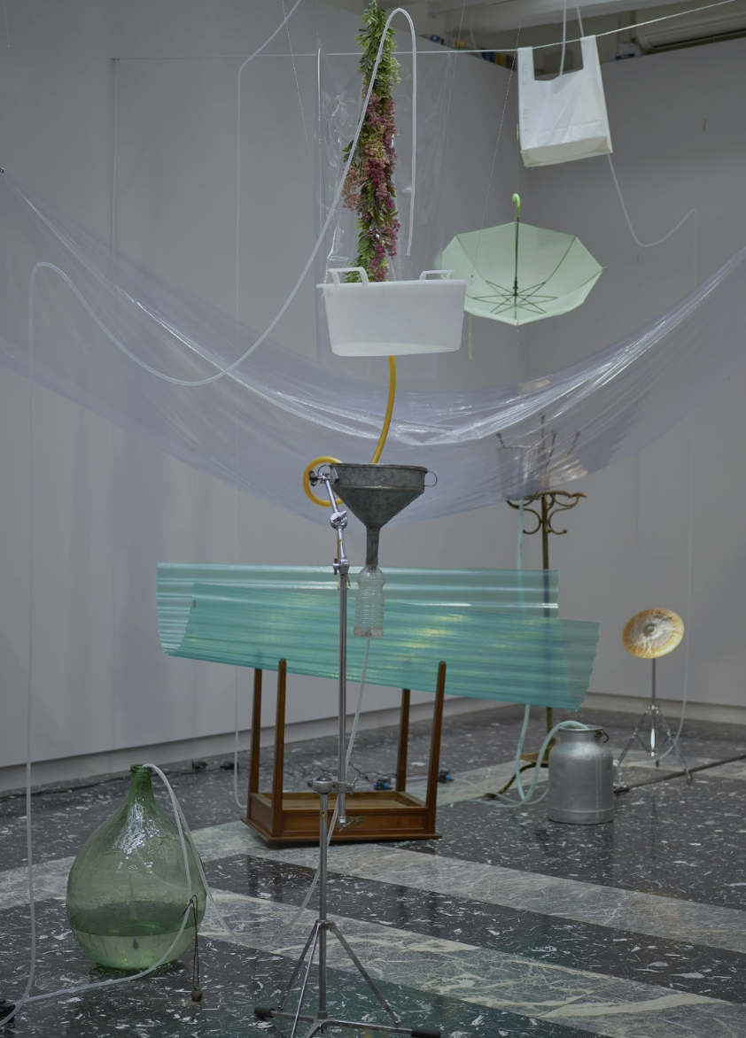 Yuko Mohri, Compose, 2024. Techniques mixtes. Installation, Pavillon Japonais à la 60e Biennale de Venise. Courtesy de l’artiste, Project Fulfill Art Space, mother’s tankstation, Yutaka Kikutake Gallery et Tanya Bonakdar Gallery. Photo : Kugeyasuhide En couverture : Shilpa Gutpa, I want to live with no fear, 2019. Impression digitale sur papier d’archive, 56 x 42 cm. Courtesy de l’artiste. Photo : NA