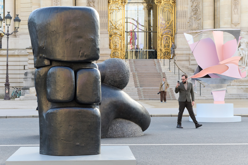 Installation view of Découverte (2022) by Wang Keping at Avenue Winston Churchill, Paris. Presented by Galerie Nathalie Obadia.