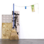 Carlos Kusnir, Sans titre, Acrylique sur panneaux bois, balais, ficelle, 140 x 180 x 40 cm, 2014, Photographie : Aurélien Molle, Panorama-La Friche Belle de Mai-Marseille, Courtesy galerie ERIC DUPONT, Paris