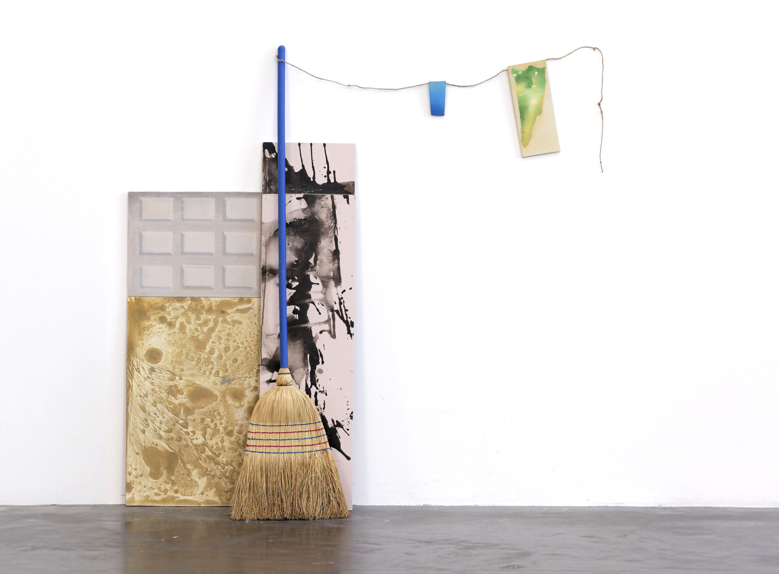 Carlos Kusnir, Sans titre, Acrylique sur panneaux bois, balais, ficelle, 140 x 180 x 40 cm, 2014, Photographie : Aurélien Molle, Panorama-La Friche Belle de Mai-Marseille, Courtesy galerie ERIC DUPONT, Paris