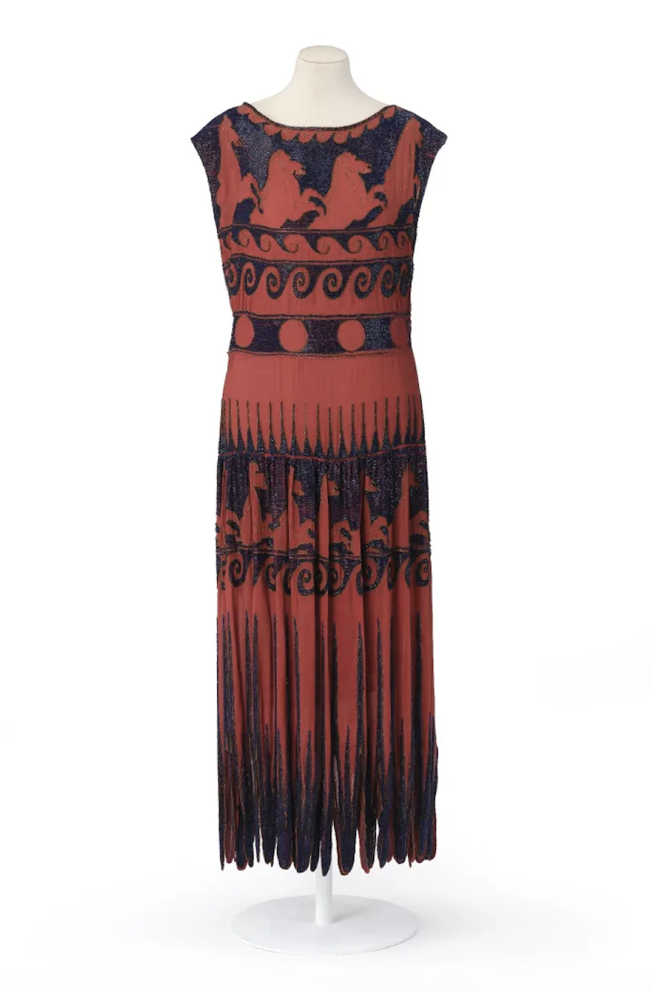 Madeleine Vionnet, maison de couture — Marie-Louise Favot dite Yo (1895-1986), dessinatrice Michonnet, maison de broderie Robe dite Petits chevaux ou Vase grec. Paris, collection hiver 1921 Crêpe de soie brodé de perles et de filets or © Les Arts Décoratifs / Christophe Dellière