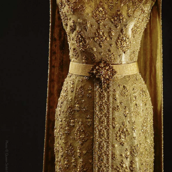 Variation de la robe de cour Thaï Dusit avec double tissu d’épaule — Erik Mortensen pour la Maison Balmain, Paris, 1985 Collection de Sa Majesté la Reine Sirikit Queen Sirikit Museum of Textile (QSMT)
